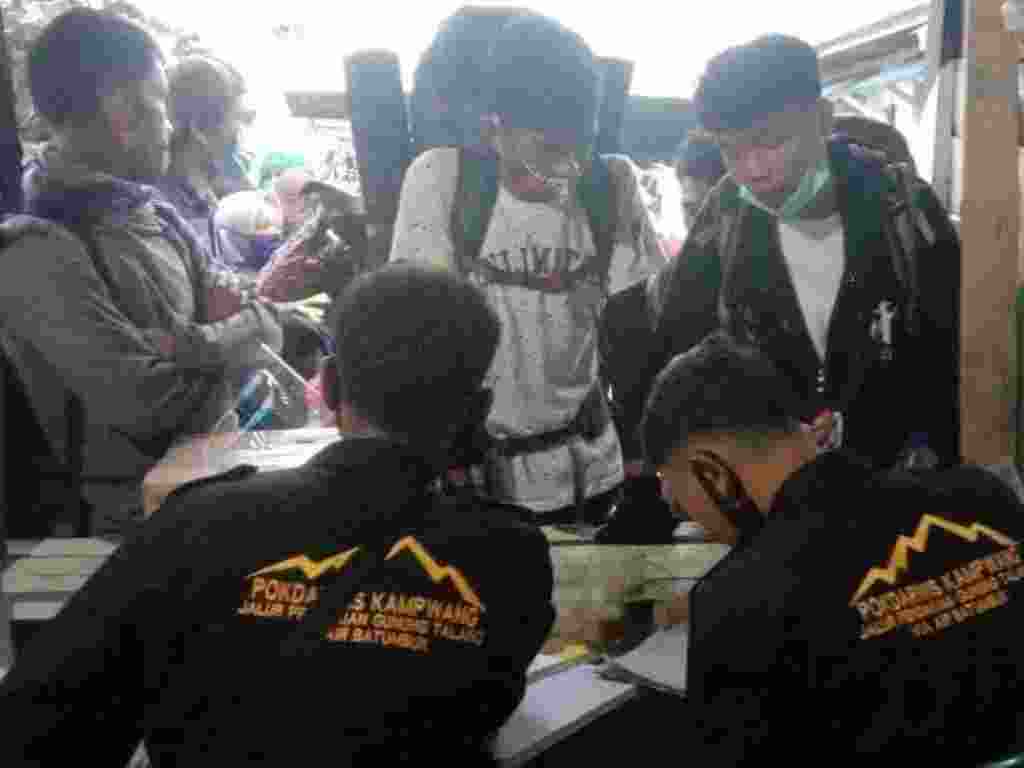 Para pendakian melakukan pendataan di pos pendakian Gunung Talang jalur Nagari Aia Batumbuak, Kabupaten Solok. (Foto: Istimewa)