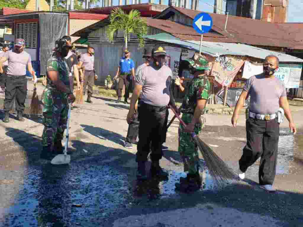 Puluhan personel TNI-Polri dan masyarakat bersinergi menggelar aksi bersih-bersih di Terminal Bus Simpang Empat, Kabupaten Pasaman Barat. (Foto: Iyan)