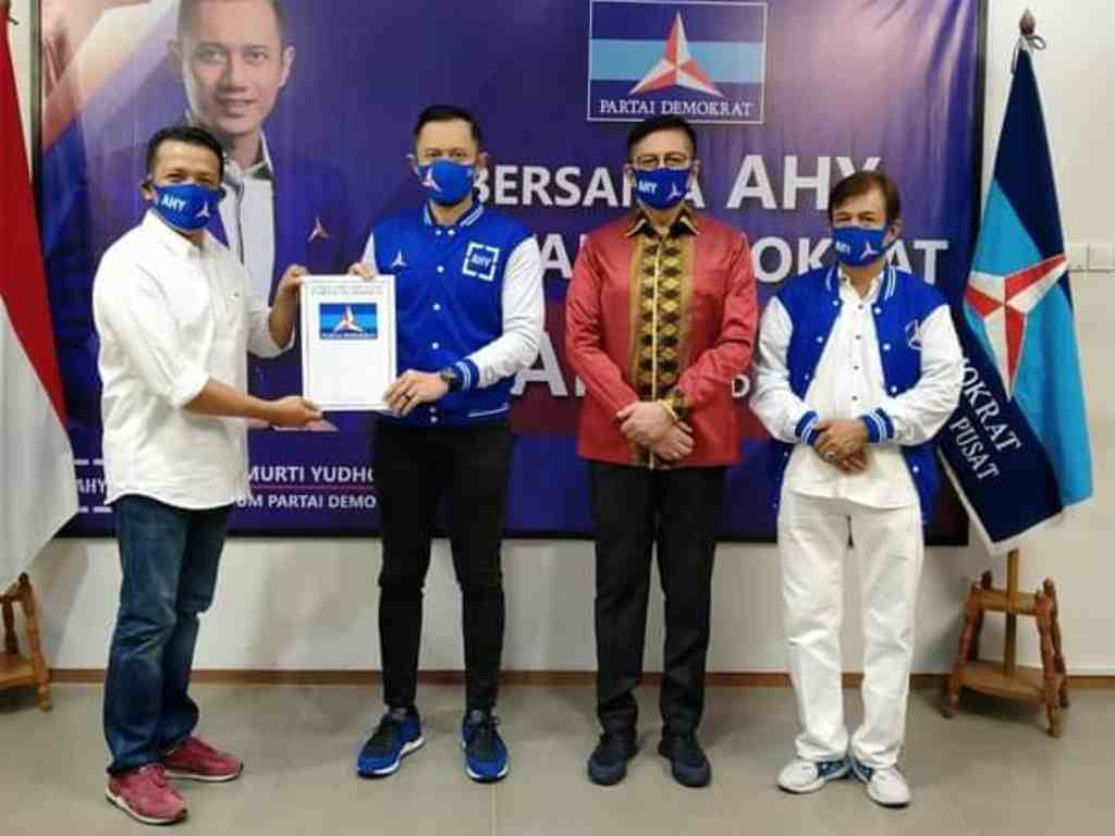 Bakal calon wali kota Solok Yutris Can saat menerima mandat maju di Pilkada 2020 dari Ketua Umum Demokrat Agus Harimurti Yudhoyono di Jakarta. (Foto: Istimewa)