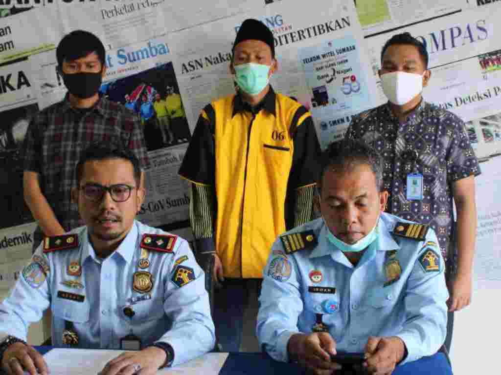 Seorang warga asal Malaysia dideportasi dari Bukittinggi. (Foto: Istimewa)