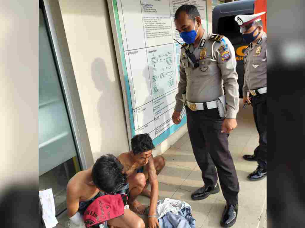 Dua pelaku jambret yang sempat dihajar massa ditangkap Polantas Polresta Padang. (Foto: Dok.Polresta Padang)