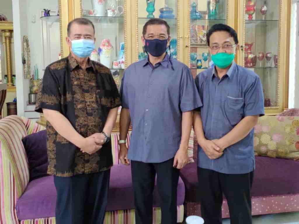 Calon gubernur Sumbar Nasrul Abit dan Indra Catri ketika menyambangi kediaman Gamawan Fauzi di Jakarta. (Foto: Istimewa)