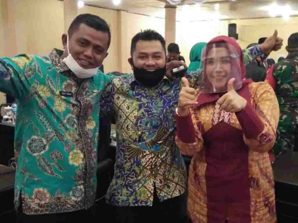 Jon Firman Pandu (paling kiri) berswafoto dengan politisi Demokrat dan Golkar usai pamit dalam paripurna DPRD Kabupaten Solok, Senin (31/9/8/2020) (Foto: Istimewa)