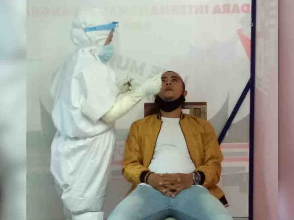 Pemain Semen Padang FC saat menjalani tes swab jelang bergabung ke Mess Indarung. (Foto: Semen Padang FC)