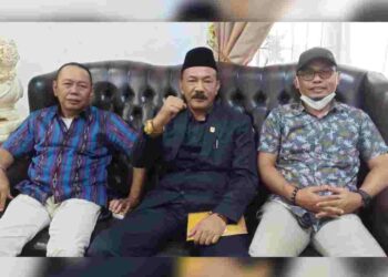Anggota DPRD Kabupaten Solok Hidayat (paling kiri), Septrismen dan Ketua KONI terpilih Rudi Horizon. (Foto: Dok.Istimewa)