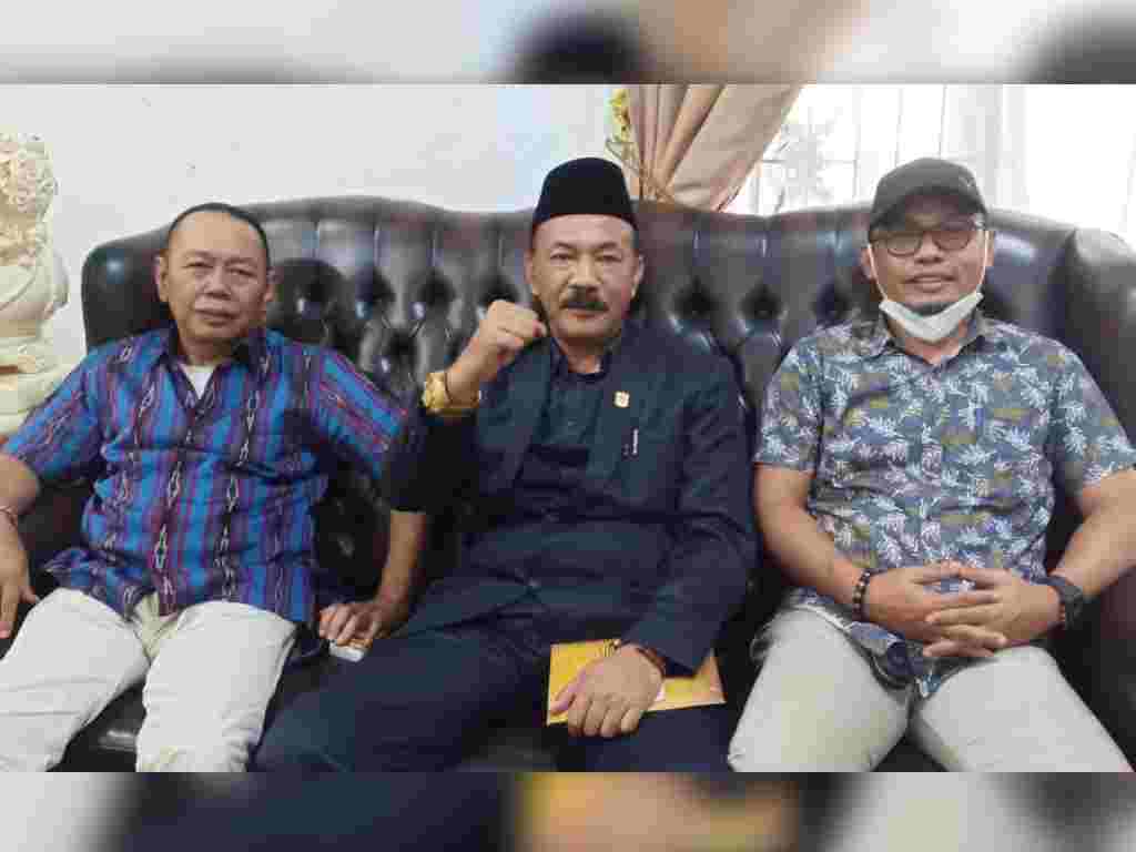 Anggota DPRD Kabupaten Solok Hidayat (paling kiri), Septrismen dan Ketua KONI terpilih Rudi Horizon. (Foto: Dok.Istimewa)
