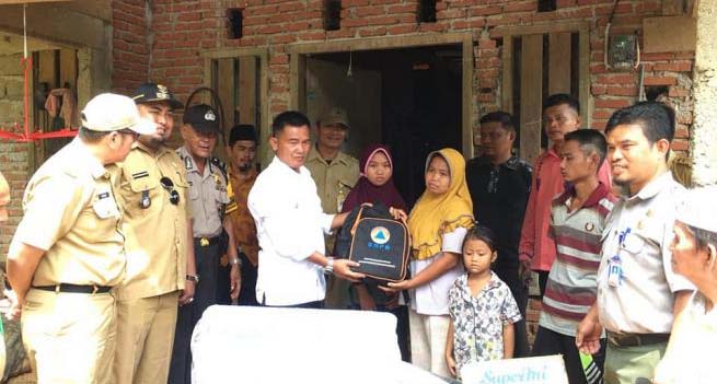 Wabup Dharmasraya Serahkan Bantuan Korban Banjir dan Longsor di Kecamatan Sembilan Koto