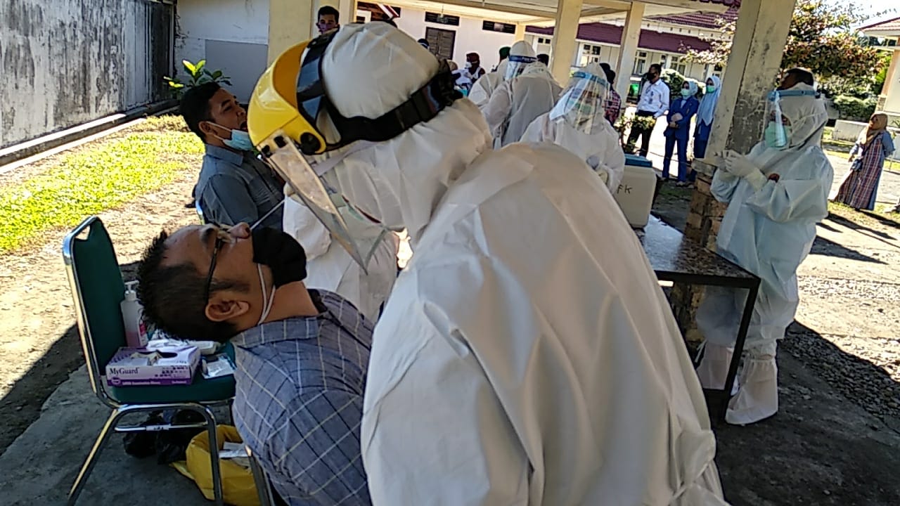 Tes swab di Pasaman Barat