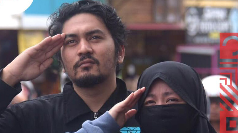 Wajah-Wajah Haru Warga Sumbar Peringati Detik-Detik Proklamasi di Lampu Merah