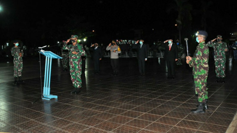 Diikuti Gubernur dan Forkopimda, Komandan Lantamal II Pimpin Renungan Suci di TMP Padang