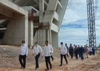 Gubernur Irwan Prayitno dan rombongan meninjau Stadion Utama Sumbar pada akhir Juli 2020. (Foto: Humas Pemprov Sumbar)