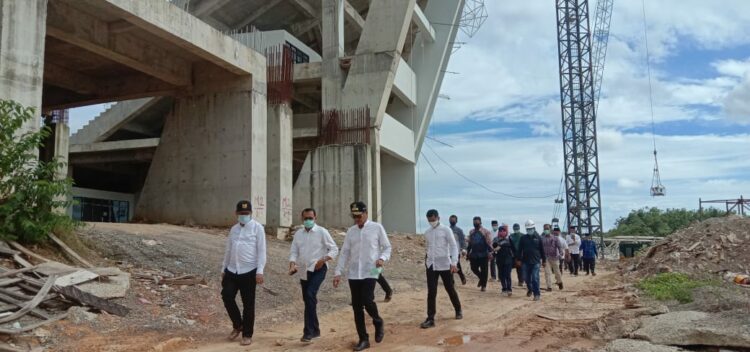 Gubernur Irwan Prayitno dan rombongan meninjau Stadion Utama Sumbar pada akhir Juli 2020. (Foto: Humas Pemprov Sumbar)