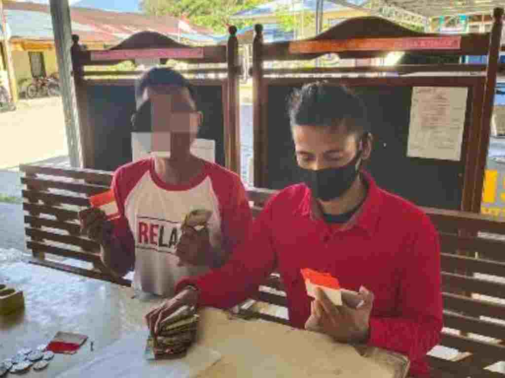 Dua pria pemalak pengemudi mobil di Bukittinggi ditangkap polisi. (Foto: Istimewa)