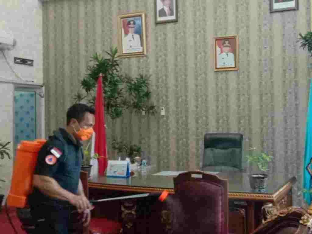 Satgas Covid-19 Kabupaten Pasaman Barat melakukan penyemprotan di Kantor di Bupati Pasaman Barat. (Foto: Iyan)