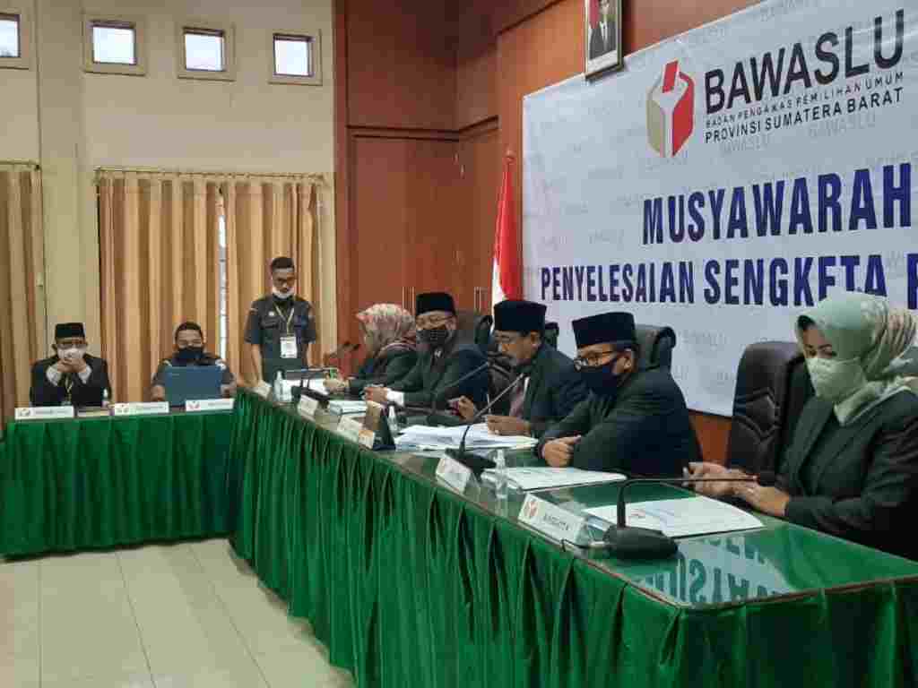 Sidang musyawarah sengketa Fakhrizal-Genius dengan KPU Sumatera Barat di Bawaslu Sumbar. (Foto: Rahmadi/ICA)