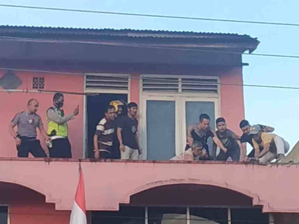 Polisi bersama warga saat mengevakuasi remaja yang tersengat listrik gara-gara mengejar layangan di Kota Padang. (Foto: Istimewa)