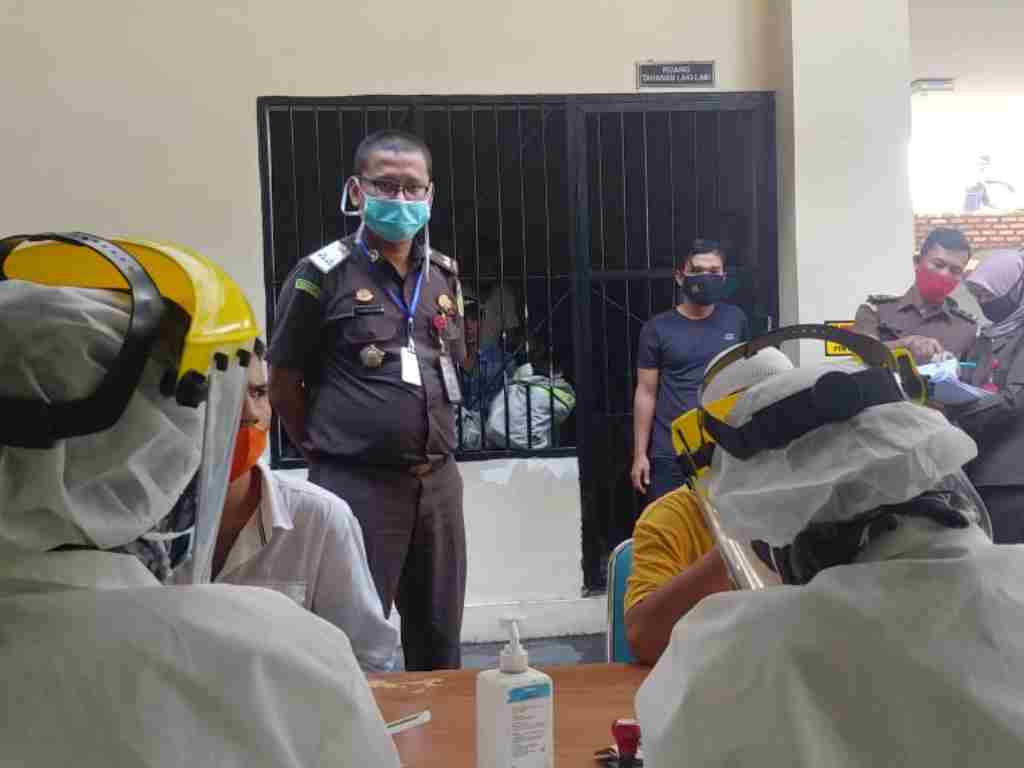 Para tahanan saat menjalani pemeriksaan kesehatan di Kantor Kejari Padang, Selasa (25/8/2020). (Foto: LDI)