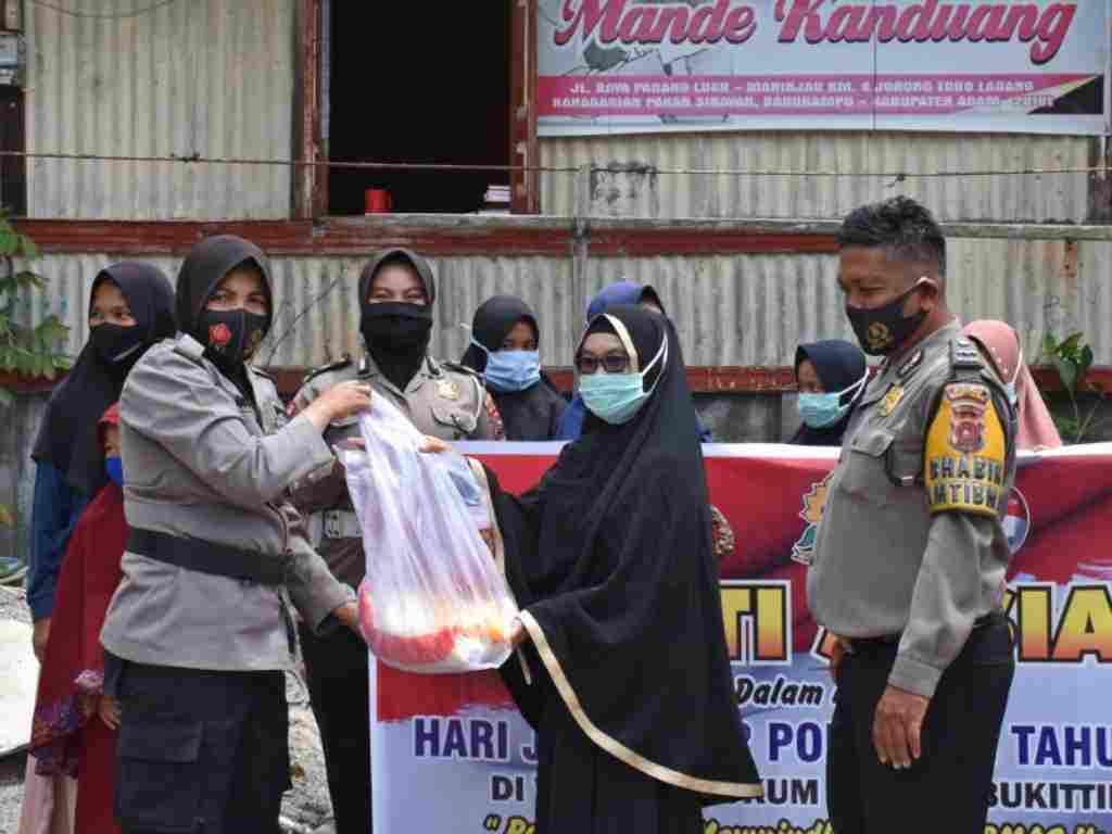 Polwan Polres Bukittinggi menggelar bakti sosial dengan berbagi sembako. (Foto: Dok.Polres Bukittinggi)