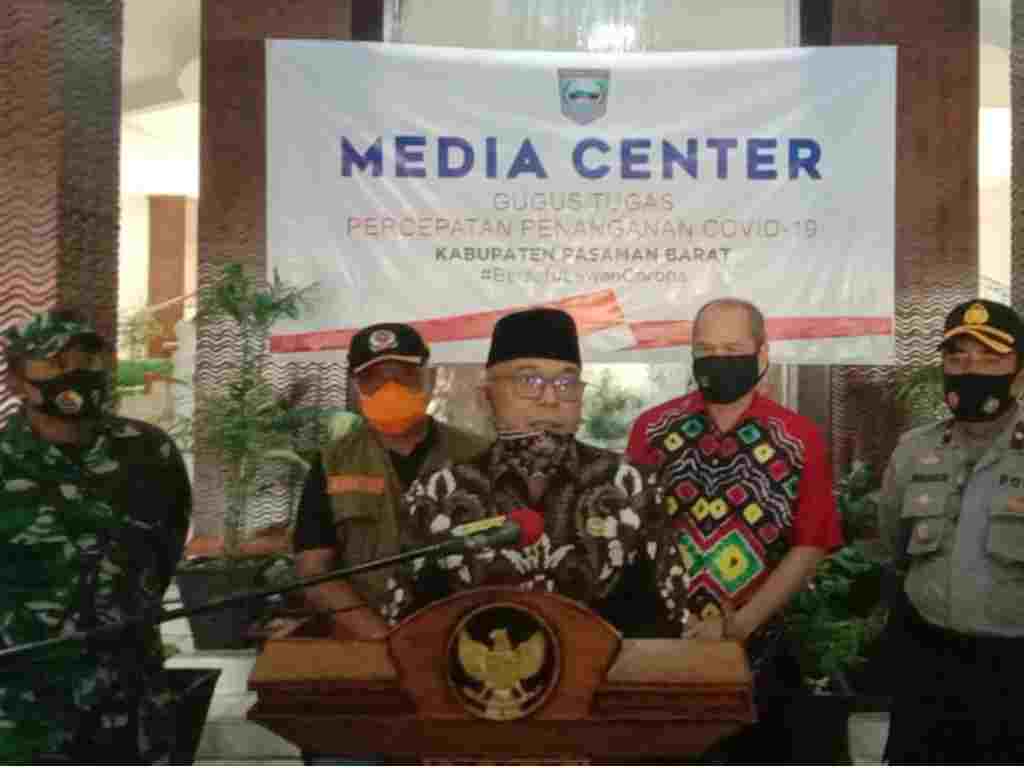 Bupati Pasaman Barat selaku Ketua Tim Gugus Tugas Percepatan Penanganan Covid-19, Yulianto memberikan informasi soal 2 ASN-nya yang terpapar corona. (Foto: Iyan/langgam.id)