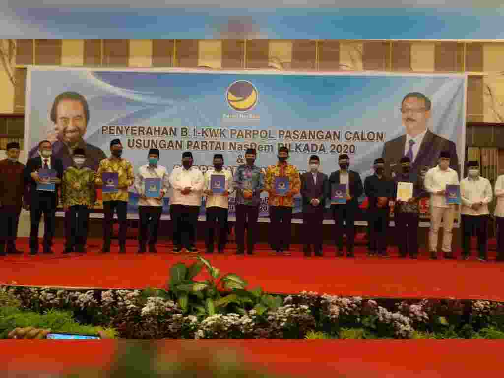 Penyerahan surat keputusan maju di Pilkada berbagai daerah Sumbar untuk 9 pasangan yang diusung Partai Nasdem di Padang, Minggu (30/8/2020). (Foto: Irwanda)