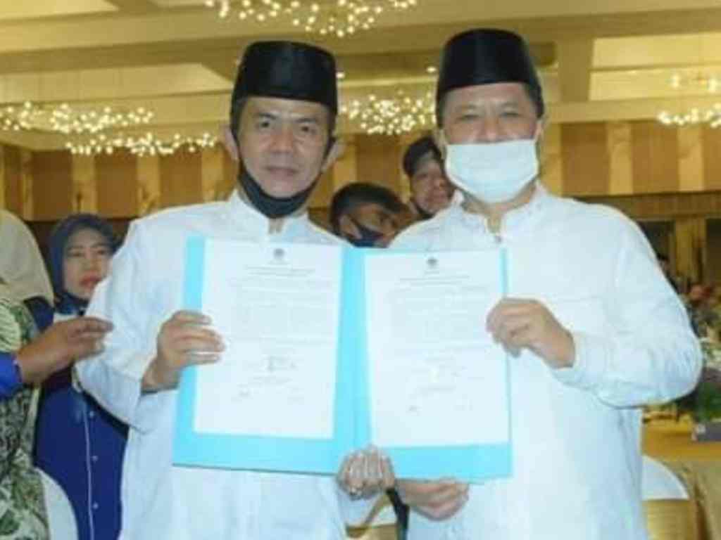 Nofi Candra dan Yulfadri Nurdin memperlihatkan SK maju sebagai pasangan calon bupati dan wakil bupati pada Pilkada Kabupaten Solok 2020. (Foto: Istimewa)