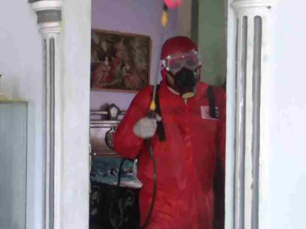 Relawan PMI Kabupaten Pasaman Barat melakukan penyemprotan disinfektan di lingkungan dan rumah masyarakat. (Foto: Ian)