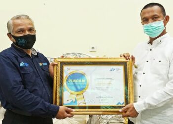 Wako Pariaman Genius Umar menerima penghargaan dari BPS. (Foto: dok humas)