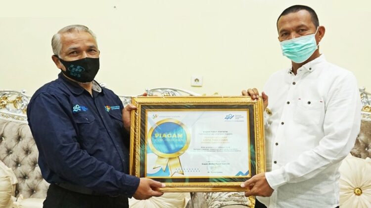 Wako Pariaman Genius Umar menerima penghargaan dari BPS. (Foto: dok humas)
