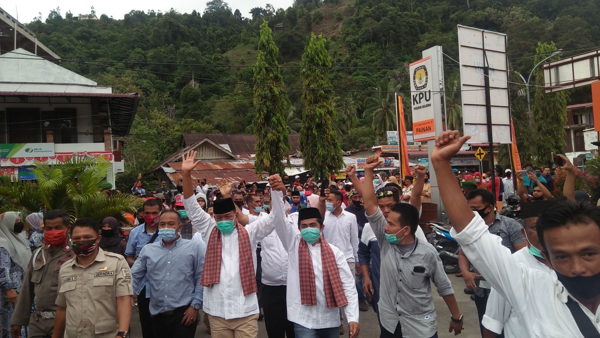 Rusma-Rudi daftar ke KPU Pessel