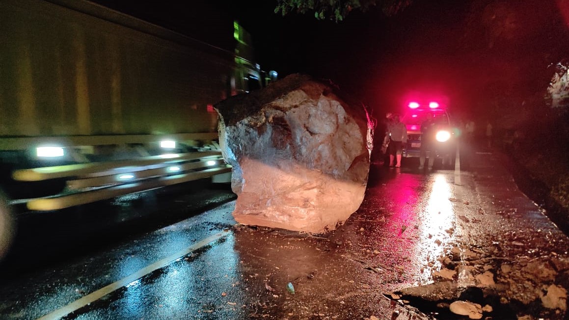 Batu Besar Jatuh di Kawasan Bukit Lampu, Ganggu Pengguna Jalan Padang - Painan