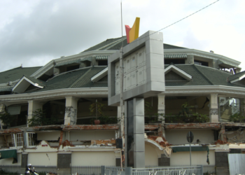 Hotel Ambacang di Jalan Bundo Kanduang Kota Padang yang rusak berat akibat gempa September 2009. Foto: Yose Hendra
