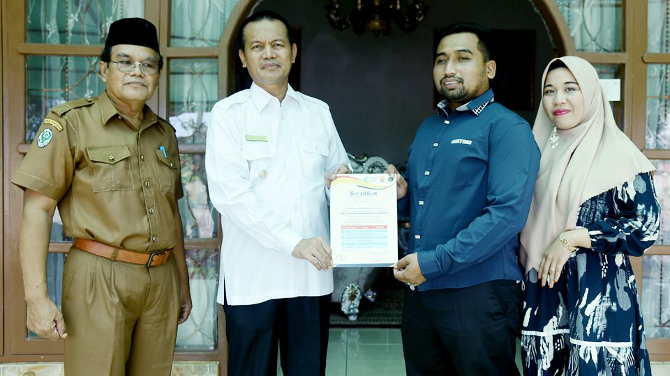 Serahkan Sertifikat Catin, Genius Umar Buat Program Gerakan Pernikahan Sehat