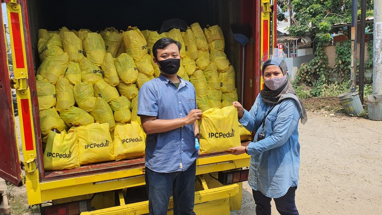 IPC Kembali Salurkan 1.500 Paket Sembako di Masa Pandemi 