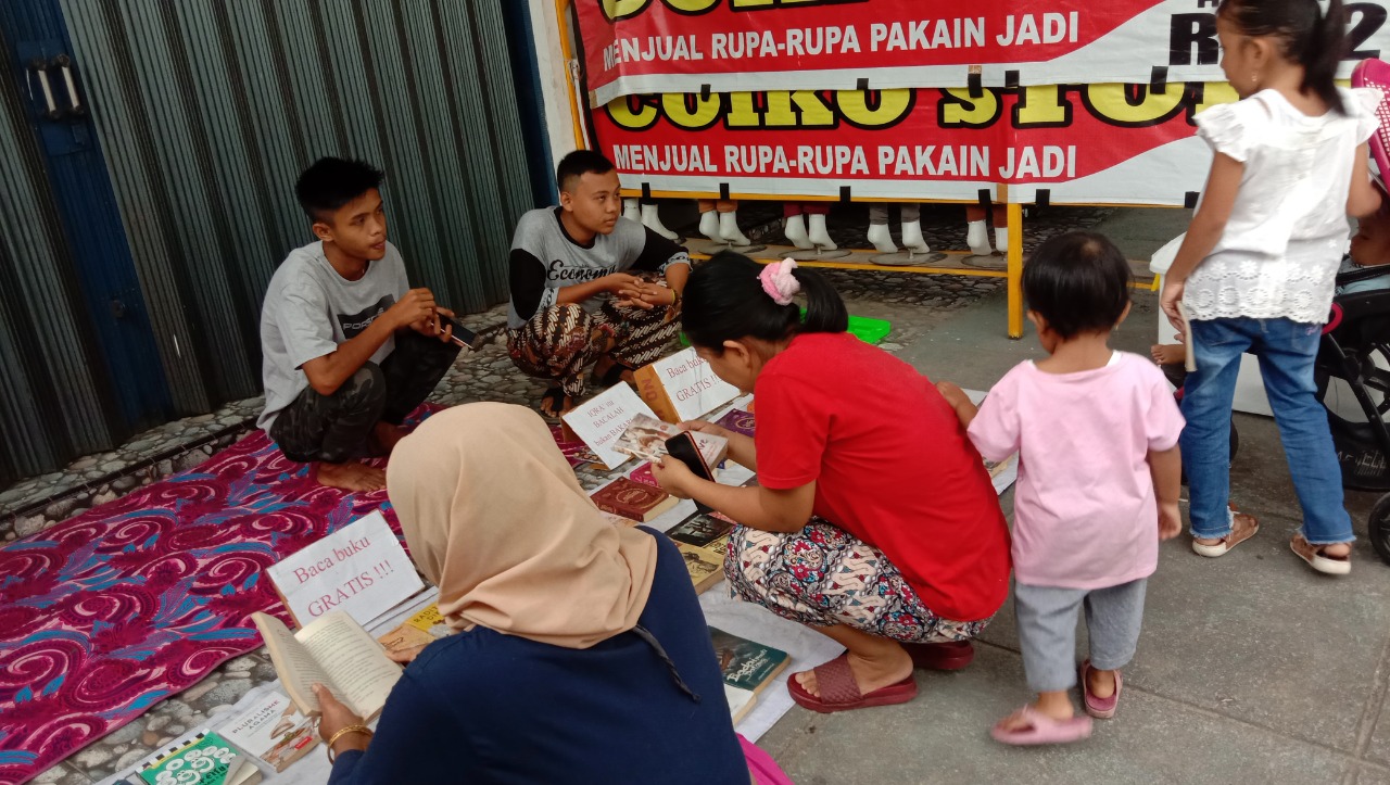 Pemuda Kinali Tebar Candu Baca ke Masyarakat