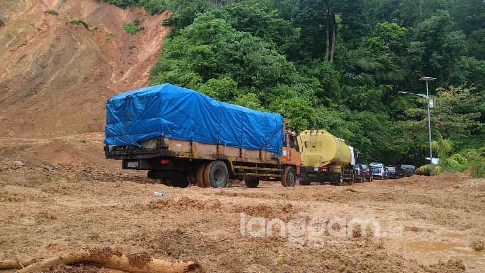 Longsor Dibersihkan, Jalur Padang-Painan