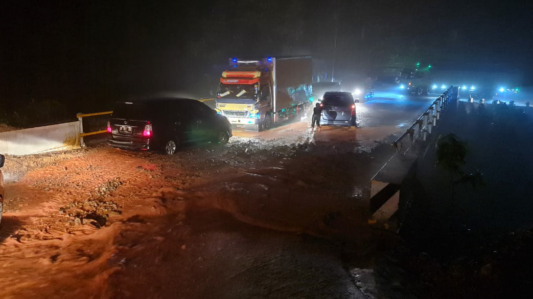 Banjir dan Longsor Landa 2 Daerah di Sumbar, Tim BPBD Masih di Lapangan