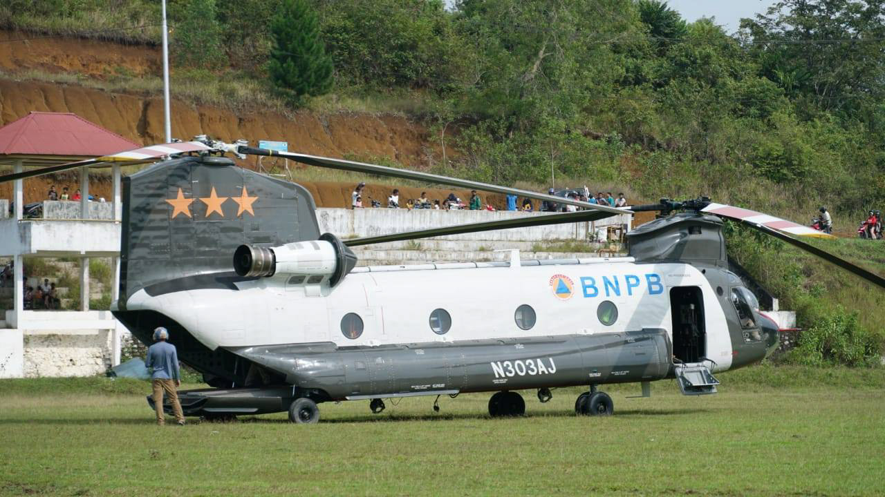 Kirim Bantuan Penanganan Covid-19, Helikopter Chinook Mendarat di Tanah Datar