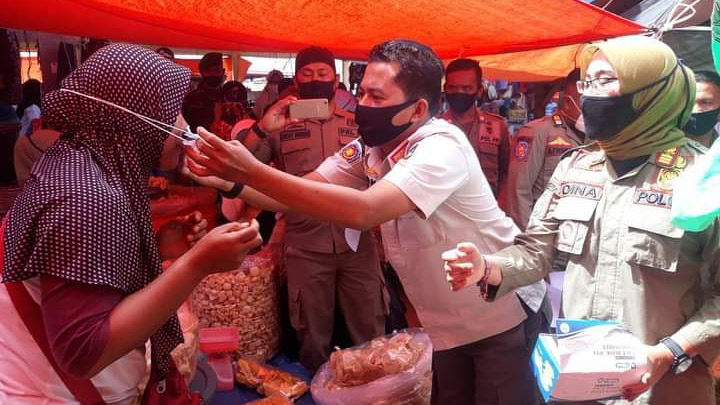 Tidak Pakai Masker, Warga Solok Selatan Dihukum Push Up dan Sapu Jalan