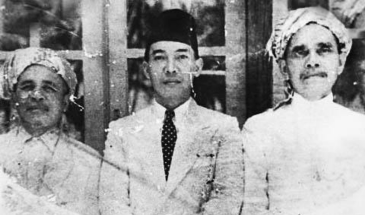 Sukarno diapit pendiri Perguruan Darul Funun el Abbasiyah, dua bersaudara yakni Syekh Abbas Padang Japang dan Syekh Mustafa Abdullah. Foto: Ist