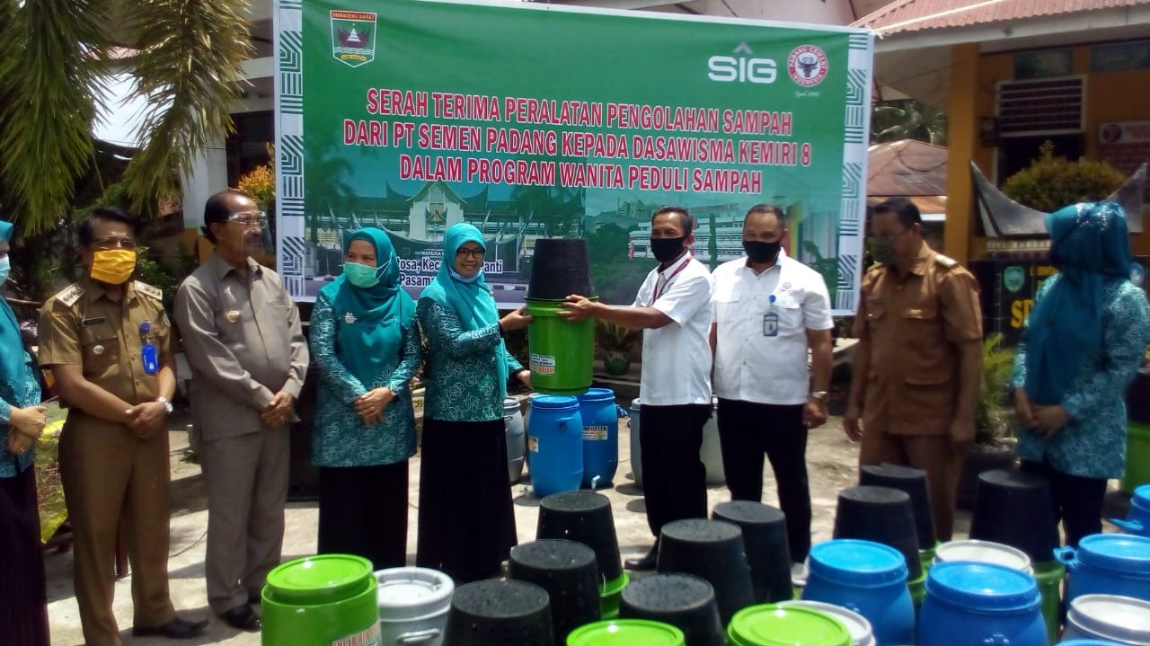 Semen Padang Bantu 20 Unit Alat Pengolahan Sampah untuk Dasawisma Kemiri 8 Pasaman