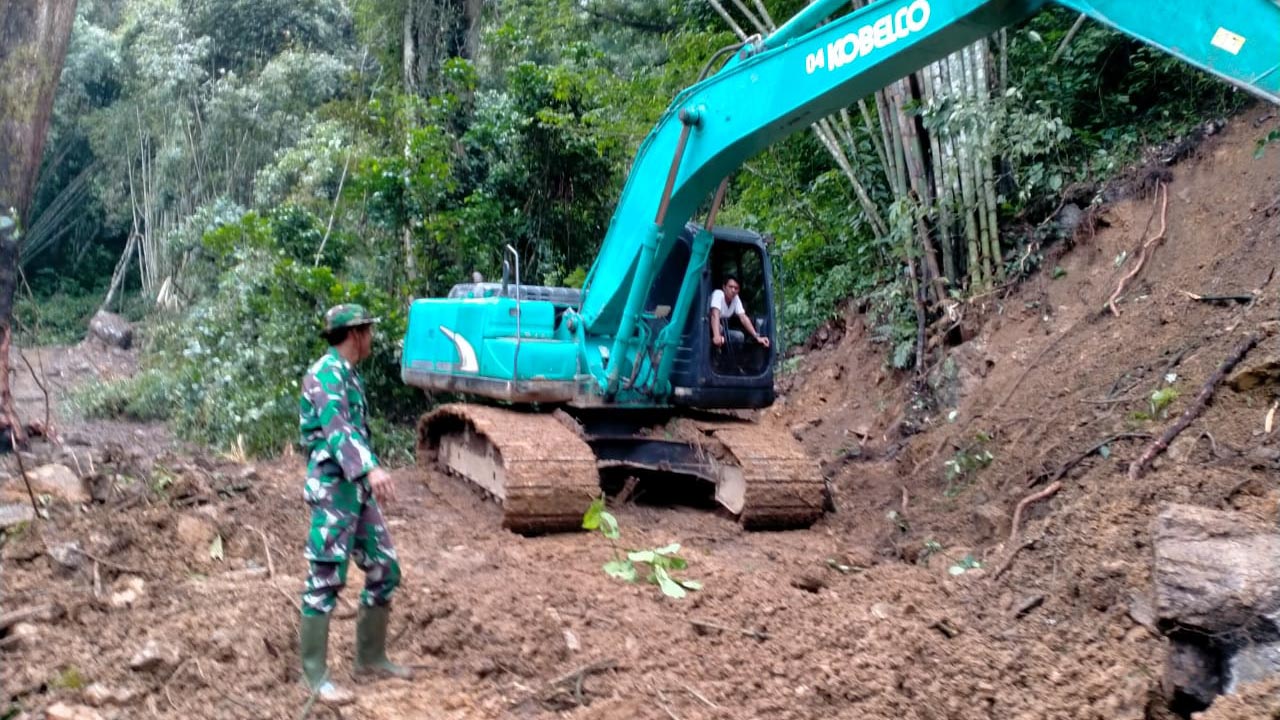 Personel TNI Masih Berjibaku Capai Target TMMD di Pesisir Selatan
