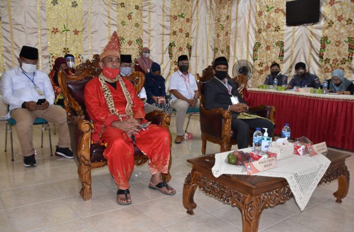 Taslim Kenakan Pakaian Adat saat Mendaftar ke KPU Agam