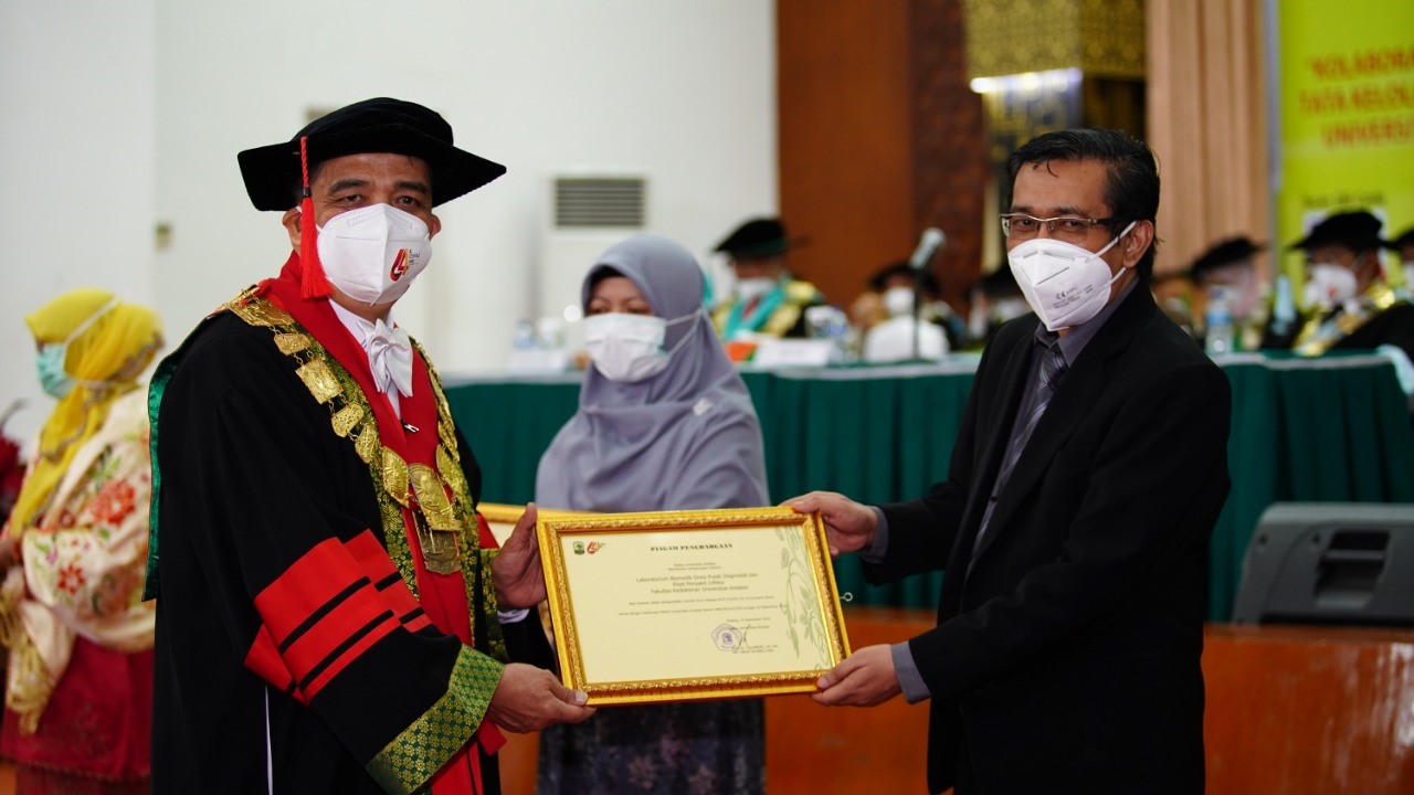 Dies Natalis ke 64: Rektor Beri Penghargaan Labor FK Unand Aktif Tangani Covid-19