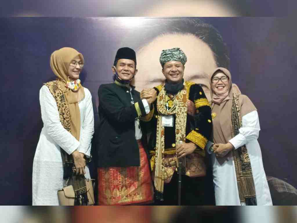 Calon Bupati Solok Nofi Candra didampingi istri Devi Femiyanti dan Calon Wakil Bupati Solok Yulfadri didampingi istri Dahliar. (Foto: Istimewa)