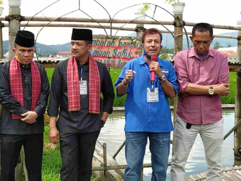 Pasangan Yutris Can-Irman Yefri Adang (Boris-Adang) usai mendaftar sebagai bakal pasangan calon Wali Kota dan Wakil Wali Solok menggelar pertemuan di Sawah Solok. (Foto: Istimewa)