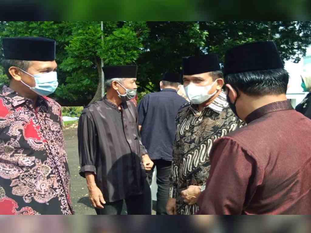 Genius Umar bersama Jendral Fakhrizal ketika mengantar kepergian almarhum Bupati Tanah Datar Irdinansyah Tarmizi. (Foto: Istimewa)