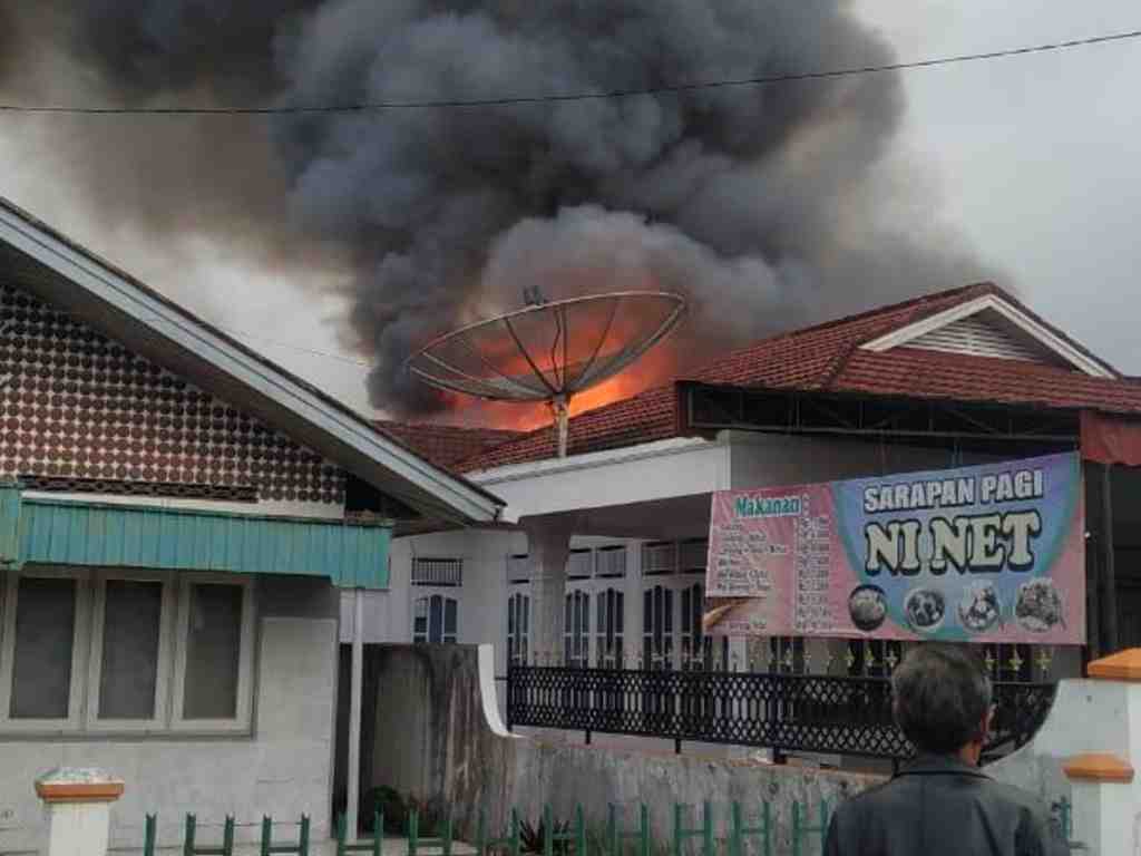 Kebakaran tiga petak rumah kontrakan di Kota Bukittinggi. (Foto: Istimewa)