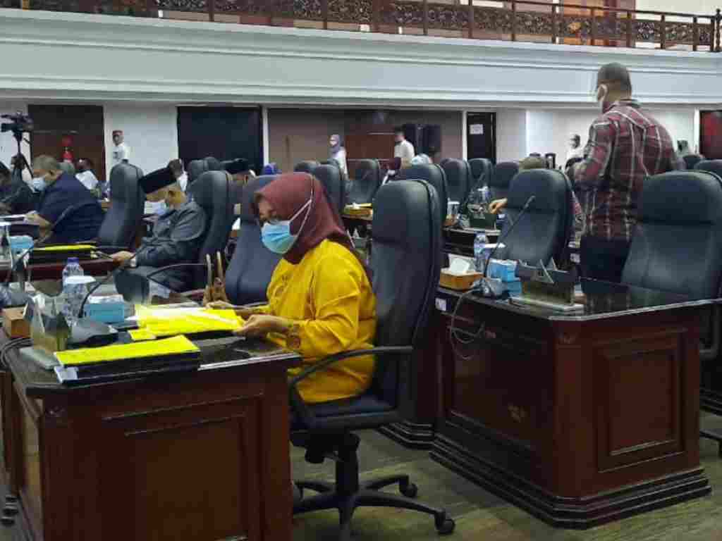 DPRD Sumbar mulai bahas Ranperda New Normal dalam rapat paripurna. (Foto: Rahmadi)