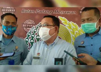 Penganiayaan Tahanan Padang | Kepala Rutan Kelas II B Anak Air Padang Eri Erawan (tengah) saat diwawancarai wartawan. (Foto: Irwanda)