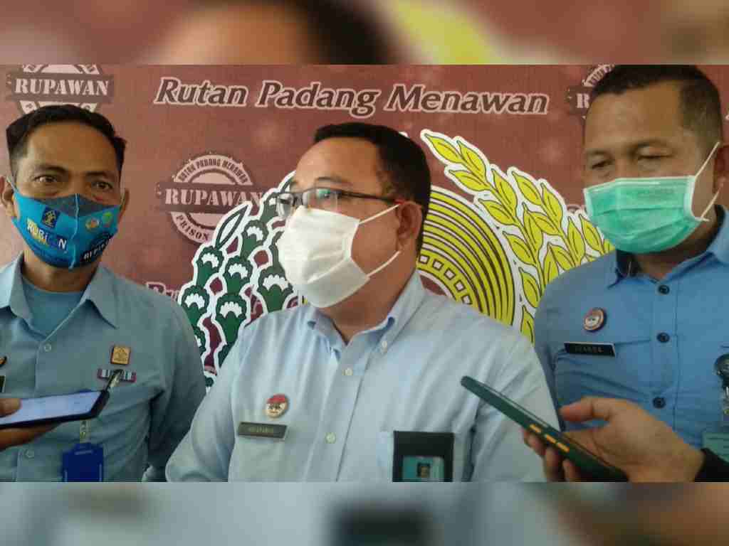 Penganiayaan Tahanan Padang | Kepala Rutan Kelas II B Anak Air Padang Eri Erawan (tengah) saat diwawancarai wartawan. (Foto: Irwanda)
